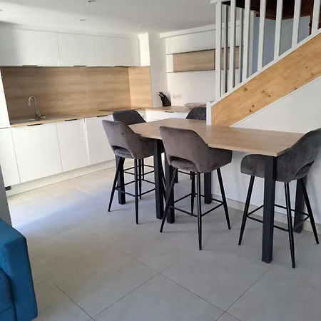 Maisonnette Au Milieu Des Pins