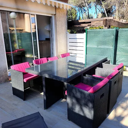Maisonnette Au Milieu Des Pins *